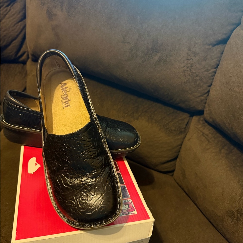 Alegria Men's Embossed Black Loafers